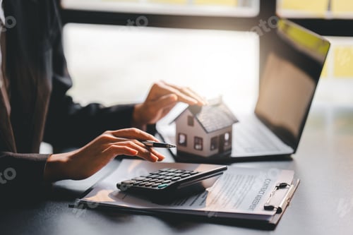 Preview: real estate agent Delivering sample homes to customers, mortgage loan contracts. Make a contract for