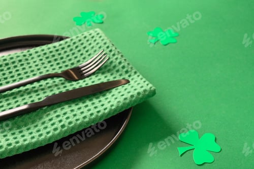 Preview: Festive table setting with St Patrick's Day green decoration.