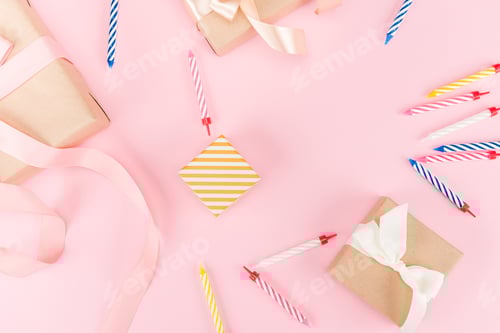 Visualização: vista superior de velas com caixas de presente e mockup de confete, festa de aniversário