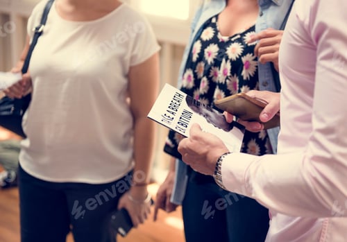 Vista previa: Personas en una exposición de arte