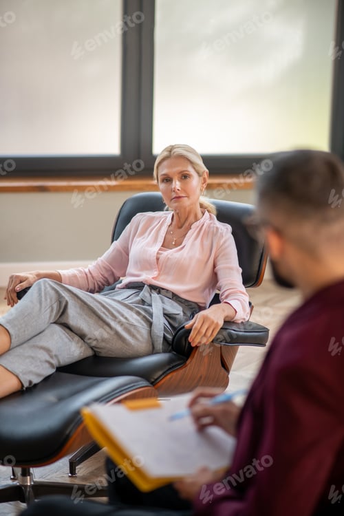 Preview: Woman coming to psychoanalyst while having personal problems
