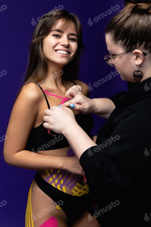 Vista previa: Grabación de kinesiología. Cinta de kinesiología en el pecho del paciente. Mujer joven.