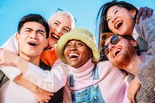 Visualização: Jovens multirraciais rindo alto em um dia ensolarado curtindo férias juntos.