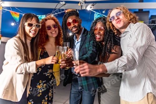 Visualização: Amigos multirraciais elegantes brindando com champanhe na festa noturna