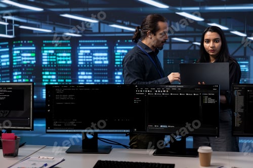 Vista previa: Especialistas en TI en un conjunto de servidores que garantizan que los datos valiosos permanezcan protegidos
