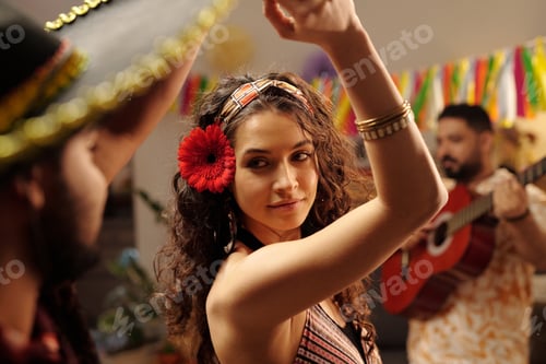 Preview: Dancing woman with red gerbera in hair