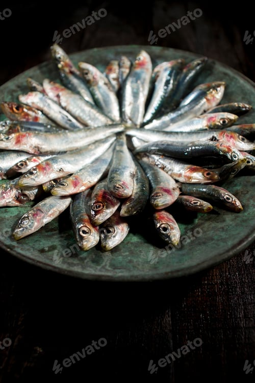 Preview: Raw anchovies in dish