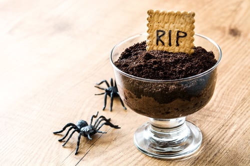 Preview: Chocolate mousse dessert simulating a grave for halloween party with spiders crawling nearby