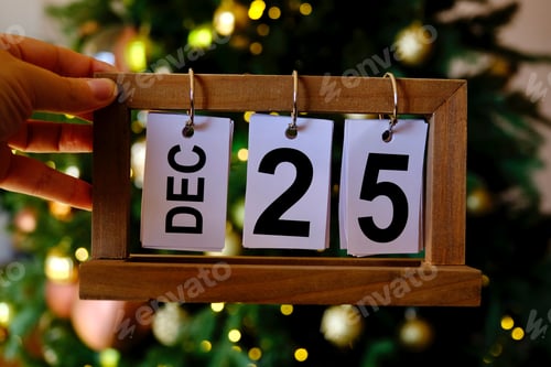 Visualização: mão segurando um calendário mostrando a data de Natal