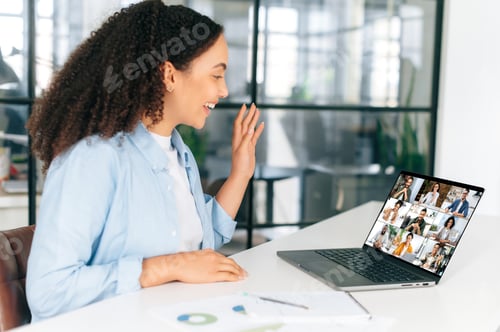 Preview: Side view of brazilian businesswoman, ceo, team leader, sitting at work dest in the office in front