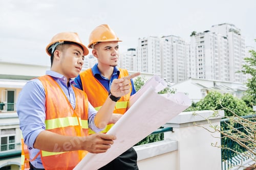 Preview: Construction workers discussing project