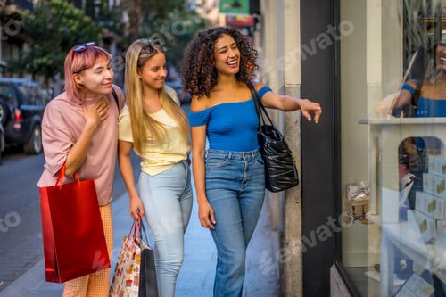 Preview: Three young friends shopping in the city