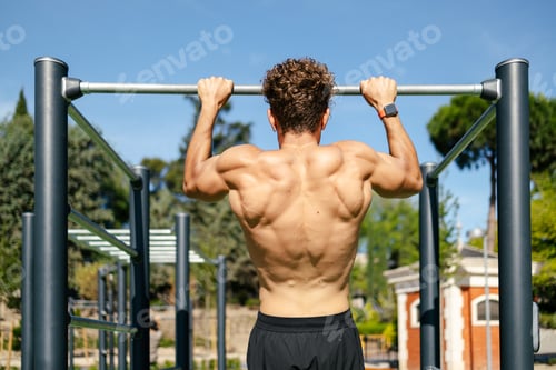 Preview: Strong young sportsman doing calisthenics