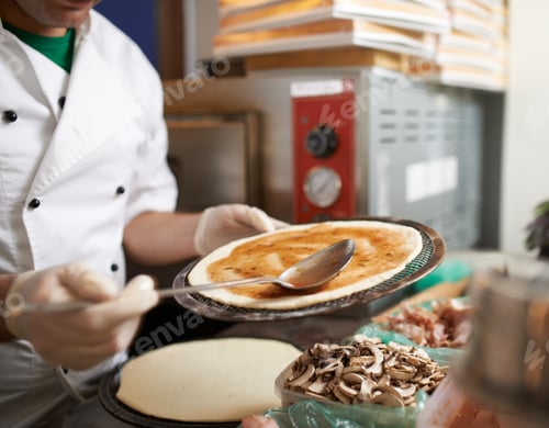 Preview: Cook sauce spoon smears on pizza