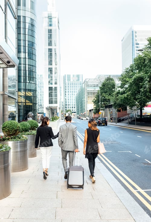Preview: Businesspeople walking through the city