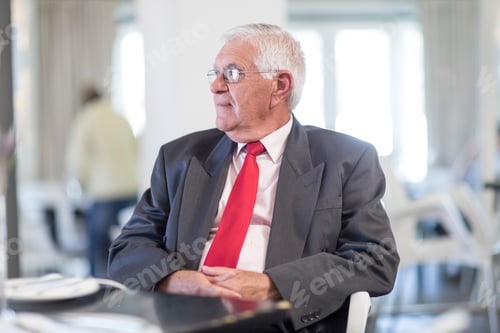 Preview: Business man waiting for business lunch appointment