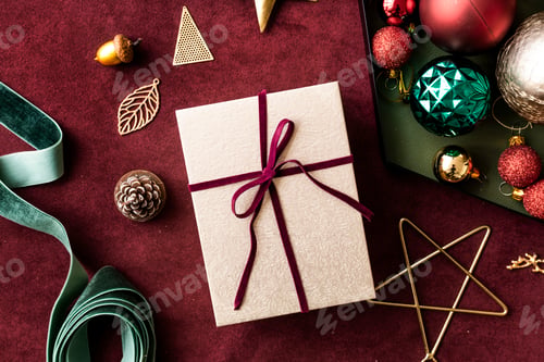 Preview: Aerial view of gift box
