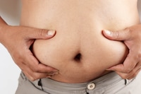 Vorschau: Dicker Mann, der seinen dicken Bauch berührt