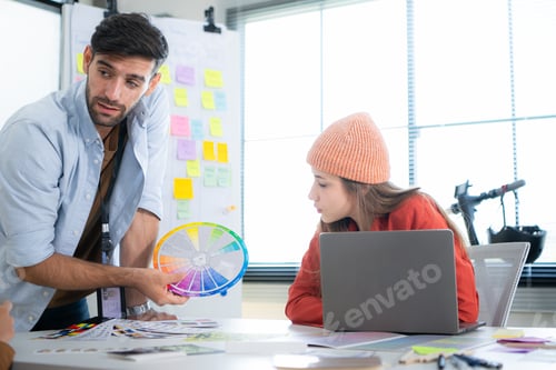 Preview: Multiethnic young business people working together in modern office, Collaborate to designing an app
