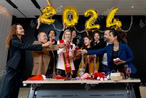 Visualização: Grupo de homens e mulheres de negócios multiétnicos aproveita a festa de ano novo de 2024 junto com aplausos