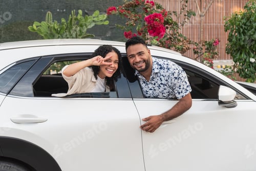 Visualização: Jovem casal feliz viajando e sorrindo