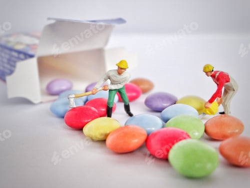 Preview: Miniature people digging