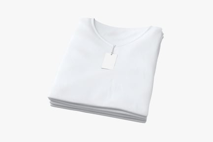 Visualização: Pilha de camisetas dobradas com decote em V com etiqueta