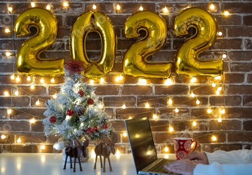 Visualização: Mulher digitando no laptop Feliz Natal e feliz ano novo, 2022 em números infláveis dourados