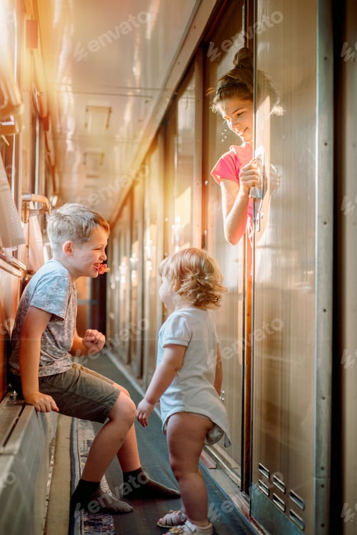 Vista previa: Children travel by train