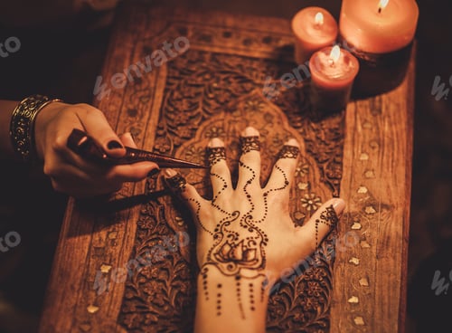 Preview: Drawing process of henna menhdi ornament on woman's hand