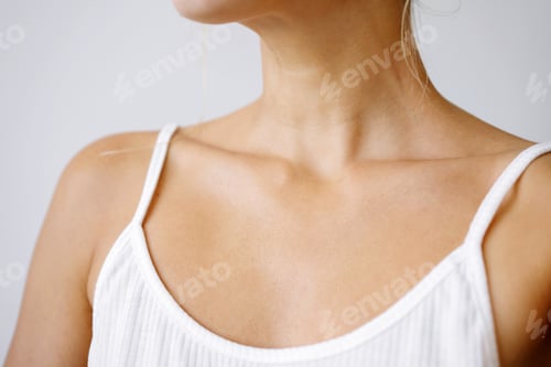 Preview: Woman wearing white top