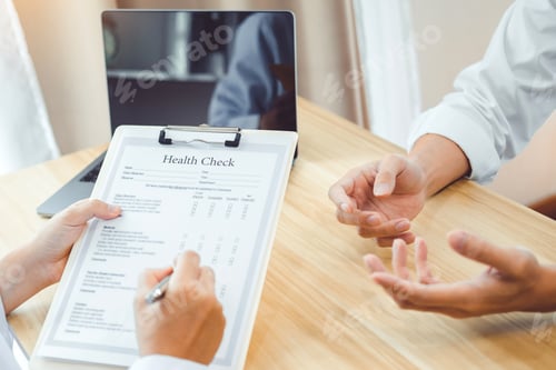 Preview: Doctors and patients sit and talk. At the table near the window in the hospital.