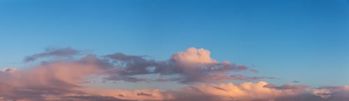 Vorschau: Panoramablick auf Cloudscape während eines farbenfrohen Wintersonnenuntergangs