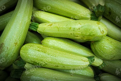 Vista previa: Fresh green zucchini. Zucchini background