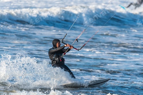 Vorschau: Kitesurfer reitet auf Meereswellen