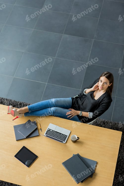 Preview: Young woman in the office