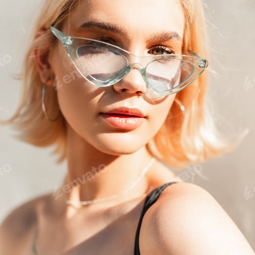 Preview: Beautiful stylish fresh summer woman in fashionable outfit walking in the city