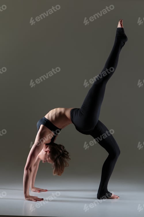 Preview: Girl dancer warming up