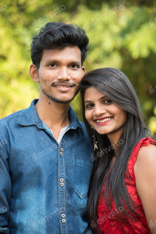 Preview: Portrait of happy brother and sister at outdoor