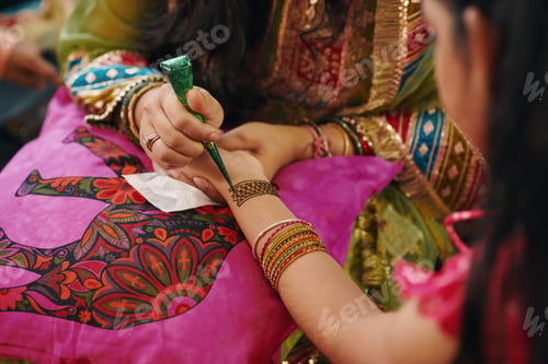 Preview: Mom Making Mehndi On Hand Of Her Daughter
