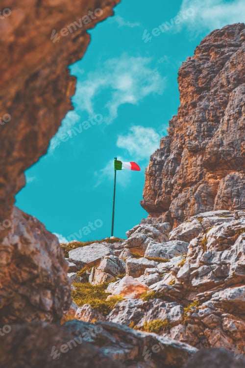 Preview: Italian flag country mountains