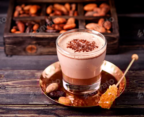 Visualização: Chocolate quente ou cacau quente e grãos de cacau