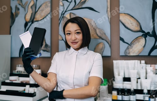 Preview: Female beautician with cosmetics in beauty salon