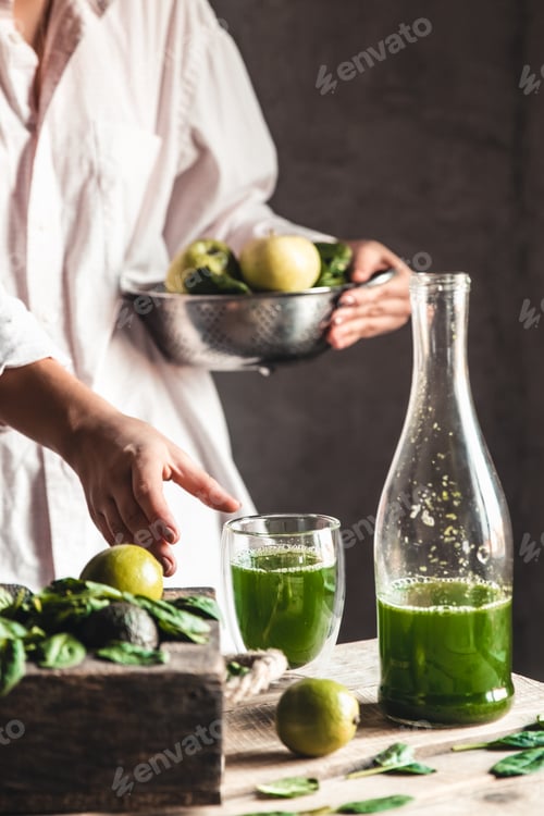 Preview: Woman tugs at the market with apples, smoothie in a glass, detox, wholesome food, vegan, eco