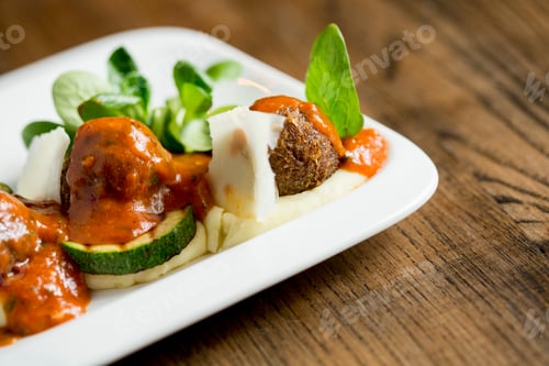 Preview: Meatballs with tomato sauce and cucumbers