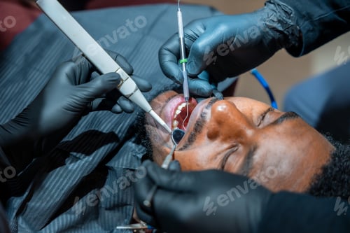 Vista previa: Dentist performing teeth whitening procedure on patient in clinic