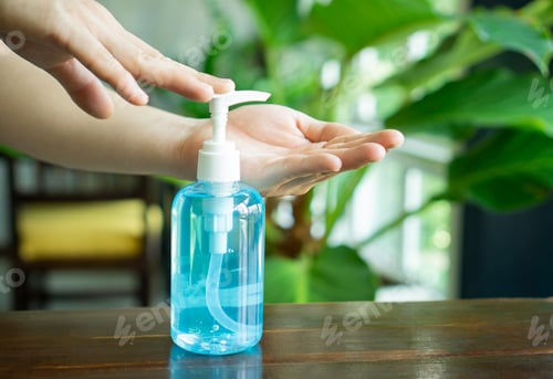 Vista previa: Men use 70% alcohol gel to clean hands and stop the covid-19 coronavirus infection in public, hygien