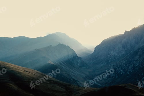 Vorschau: Wunderschöne Aufnahme einer Landschaft mit Bergen