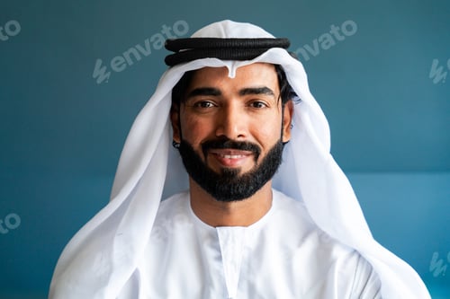 Preview: Arab man wearing traditional emirate clothing in the office