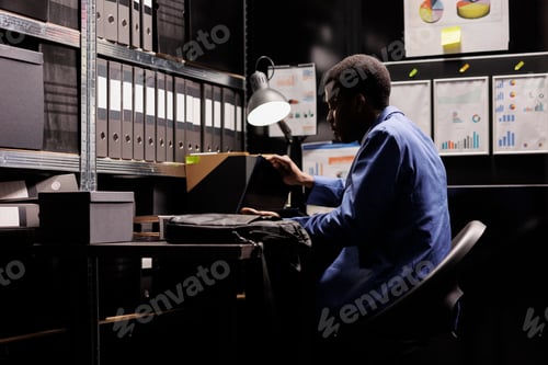 Preview: Investigator in police station